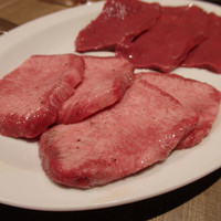 焼肉 ジャンボ はなれ - ハツ＆上たん。厚みが素晴らしい具合