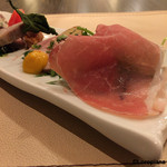 カーサ・デル・チーボ - 前菜 其の弐 右側 兎肉の詰め物に2年熟成のハモンセラーノ