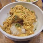 グリーンパッタイ - 「本日の日替わり2種セット」（950円）のガイ・パッポン・カリー丼