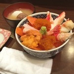 海鮮食堂 澤崎水産 - 特選ちらし上¥3100
      美味しい、ご飯少なめにしてもらった
      お味噌汁も出汁が効いて美味しかったです。
      
