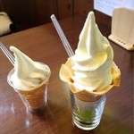 Hachimitsuya - ソフトクリーム（左がミニ）