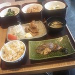 寅福 - 二種盛定食 1280円税別
            本日の焼き魚（ながめぬけ）の粕漬け
            肉料理（豚生姜焼き）
            