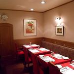 ル・コションドール・キタノ - 内観：２階はテーブルクロスの赤を基調にした木目と薄いピンクで落ち着いた雰囲気を演出