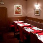 ル・コションドール・キタノ - 内観：２階はテーブルクロスの赤を基調にした木目と薄いピンクで落ち着いた雰囲気を演出