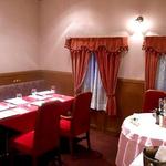 ル・コションドール・キタノ - 内観：２階はテーブルクロスの赤を基調にした木目と薄いピンクで落ち着いた雰囲気を演出