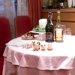 ル・コションドール・キタノ - 内観：２階　サーブ用テーブルには店名はフランス語で『金の豚』にちなんだ可愛い豚さんが