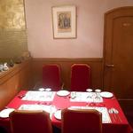 ル・コションドール・キタノ - 内観：２階はテーブルクロスの赤を基調にした木目と薄いピンクで落ち着いた雰囲気を演出