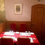 ル・コションドール・キタノ - 内観：２階はテーブルクロスの赤を基調にした木目と薄いピンクで落ち着いた雰囲気を演出