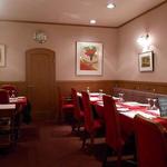 ル・コションドール・キタノ - 内観：２階はテーブルクロスの赤を基調にした木目と薄いピンクで落ち着いた雰囲気を演出