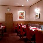 ル・コションドール・キタノ - 内観：２階はテーブルクロスの赤を基調にした木目と薄いピンクで落ち着いた雰囲気を演出