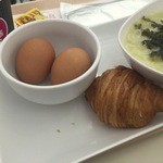 Tsui Wah Eatery - ゆで卵２個とクロワッサンという組合わせ。