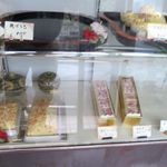 本家 新垣菓子店 - 店内ショーケース