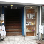 quatre cafe - 1階の階段前