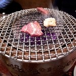 Yakiniku Toraji - 練炭の七輪を陶製のコンロに入れて。