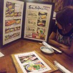 かつ吉 - 巨大なメニューと格闘中