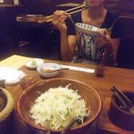 かつ吉 - サラダも食べ放題！Y嬢もご満悦、モグモグ