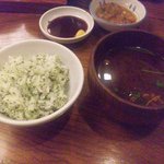 かつ吉 - ご飯＆赤だし。ご飯は通常のか青じそ入りを選べます