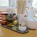 支那そば かでかる - テーブルの調味料