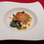 ル・コションドール・キタノ - 魚料理：泉州産ひらめのソテー　若布・ジャガイモ・春野菜添え
      