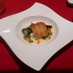 ル・コションドール・キタノ - 魚料理：泉州産ひらめのソテー　若布・ジャガイモ・春野菜添え
      