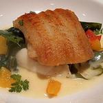 ル・コションドール・キタノ - 魚料理：泉州産ひらめのソテー　若布・ジャガイモ・春野菜添え
      