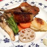 ル・コションドール・キタノ - 肉料理：後ろから　鴨モモ肉のコンフィ春野菜添え＋フォアグラのソテー