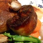 ル・コションドール・キタノ - 肉料理：フォアグラ拡大　鴨モモ肉のコンフィ春野菜添え＋フォアグラのソテー