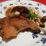 ル・コションドール・キタノ - 肉料理：鴨モモ肉のコンフィ春野菜添え＋フォアグラのソテー