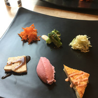 シュタインハウス 銀座店 - 前菜6点盛り（＾∇＾）左上から時計回りで…キャロットラペ、ブロッコリーのチーズがけ黒胡椒風味、クラウトザラート、ベーコンのケークサレ、ビーツのポテトサラダ、鶏肉のパテ（＾∇＾）