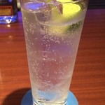 BAR　BLUE - カクテルコンクール受賞歴を多数持つ人気店。ジントニックもシンプルながら、ひと味違います。