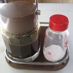 Tonkatsu Miyoshi - 卓上のソースと食塩