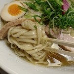 和 dining 清乃 - 塩ラーメンの麺はツルツルの平打ち麺