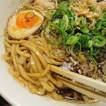 和 dining 清乃 - 有田ブラックは平打ち麺。玉ねぎの甘味と醤油のコクがたまりません