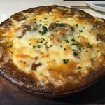 クワトロチンクエ - “牛すじ＆チーズのカレーグラタン”Mサイズ(500円)