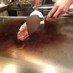 鉄板焼さくら - いい感じに焼いてますね