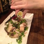 鉄板焼さくら - 美女がレモンを絞る♪