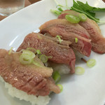 チェリー ブロッサム - カルビ焼肉のにぎり寿司のアップ