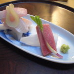 京都岡崎 いく田 - 造り二点盛は本田鰈と鮪のトロ。