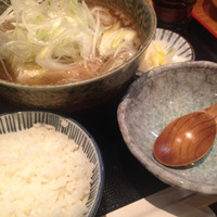 一誠 - 750円税込肉豆腐ランチ。肉は限りなく薄く少ないがスジが無く乳臭くもなく悪くない牛肉。あとは豆腐とゆで卵とネギのみ。材料費は100円未満であろう。