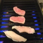 立喰い焼肉 治郎丸 - 上：トントロ、下：ヤン