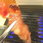 立喰い焼肉 治郎丸 - 焼いた松坂牛ササミ