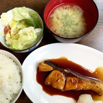 Gyoshouya - 焼き魚定食、この日はブリ照り890円