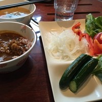 やさいの王様 銀座店 - 左奥：スープ、左：カレー、右：野菜