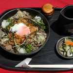 Karuisawa Mikasa Coffee Ten - たっぷりの揚げ玉葱に温泉卵の月見そば