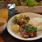 kokoya - ハーブチキングリルランチです。写真はバルサミコ酢のソースです。