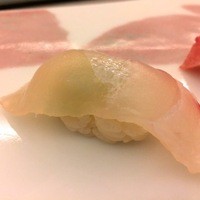 鮨割烹やま中 - しっとりと旨味のある鯛
