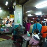 老牌張豬腳飯 - 夜が更けても、店内にまで長蛇の列。