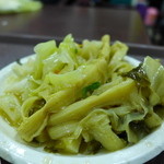 老牌張豬腳飯 - 高麗菜と筍。野菜がたっぷり補給できますが、この豚足の摂取量に、ひと皿ではとても足りません。