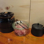 玉子焼 おがわ - 左からソース・生姜・塩