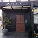 Monsieur - 駐車場側からの入口